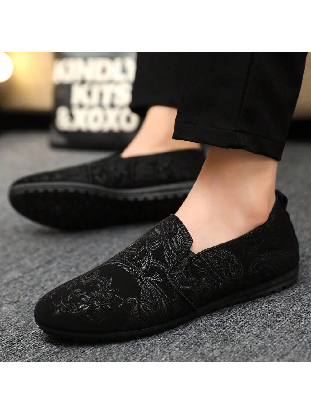 Fashionable summer men's loafers, black anti-slip printed design.